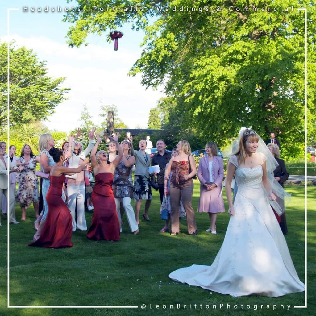 bride catching bouquet photography